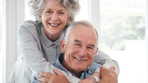 Ein älteres Paar lächelt